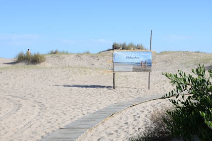 La playa fue declarada naturista de manera oficial por la intendencia de Maldonado en el 2000