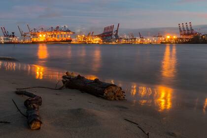 La playita invita a correr o caminar sobre la arena. También a tomar un trago en los bares cercanos.