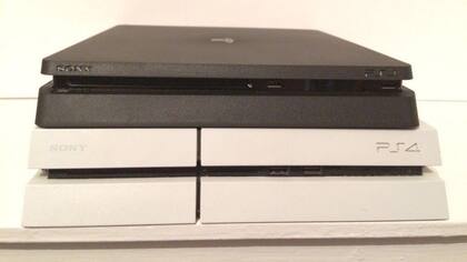 La PlayStation 4 nueva junto a su antecesor, en una filtración que circuló por las redes sociales