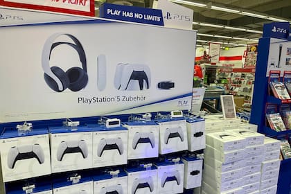 La PlayStation 5 llegó al mercado en noviembre de 2020, y desde entonces sufrió problemas de producción por la falta de suministros ocasionada por la pandemia de coronavirus