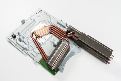 La PlayStation 5 Pro usa, como su antecesora, un sistema de metal en estado líquido para capturar el calor que genera el procesador al funcionar y llevarlo a los disipadores de cobre para liberarlo