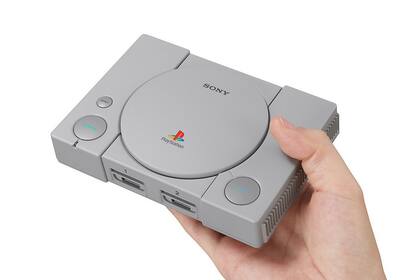 La PlayStation Classic es un 45 por ciento más pequeña que la versión original, y utiliza los controles de mando distintivos que impuso Sony desde 1994