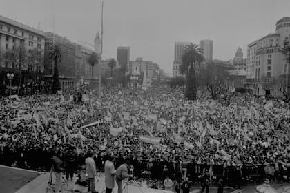 Una Plaza de Mayo colmada saluda a los subcampeones del mundo en Italia 90; la gente reconoció la lucha del seleccionado argentino contra todas las adversidades