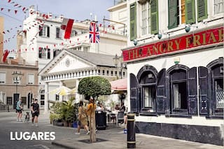 El histórico peñón con moneda propia, dos idiomas y monos salvajes en libertad