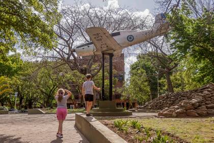 La plaza de los Aviadores, uno de los sitios emblemáticos del barrio, que cuenta con una escultura con un avión en desuso