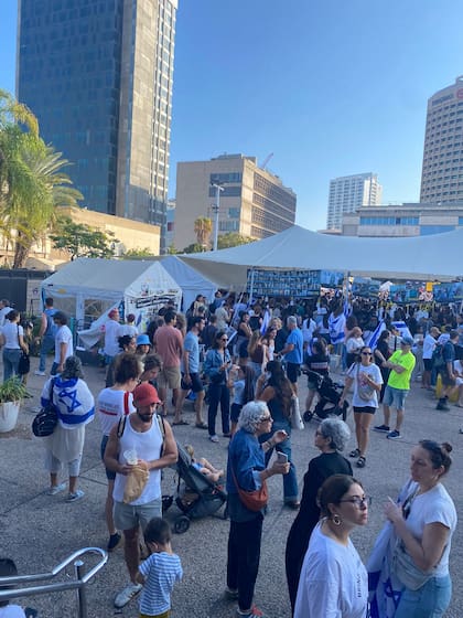 La Plaza de los rehenes en el centro de Tel Aviv se colmó de personas que esperan por la liberación en Gaza