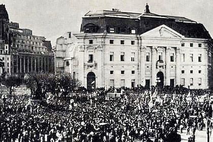 La Plaza de Mayo, ocupada por una multitud, y de fondo el edificio del Banco Nación