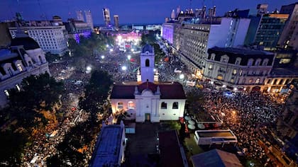 La Plaza de Mayo y sus calles aledañas se colmaron de simpatizantes kirchneristas para despedir a Cristina