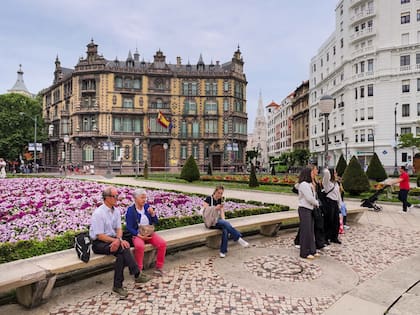 La Plaza de Moyúa, también conocida como Plaza Elíptica, es un punto neurálgico en el centro de Bilbao, ubicado en la Gran Vía.