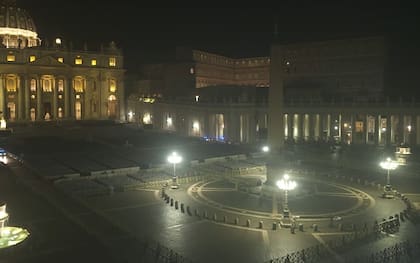 La plaza de San Pedro a las 2 de la mañana, a horas del inicio de la ceremonia por el funeral del papa Fracisco