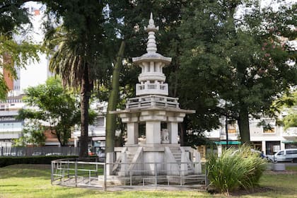 La plaza del Ángel Gris cuenta con una réplica de la pagoda Dabotap del templo coreano de Bulguksa, regalo de ese país a la Argentina