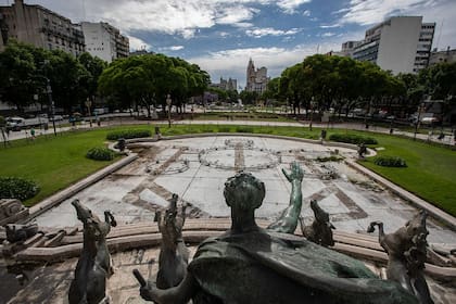 La Plaza del Congreso celebra la restauración de su monumento más emblemático.
