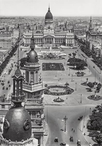 La Plaza del Congreso vista desde el Palacio Barolo. Se ven, en primer plano, las torres de La Inmobiliaria.
