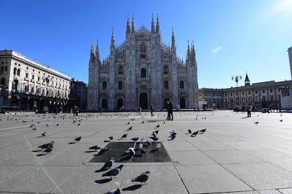 La plaza del Duomo, casi vacía, en el centro de Milán, el 28 de febrero de 2020. Desde el brote de Covid-19 en Italia, el epicentro del virus en Europa, Milán se ve fuertemente afectada por la recesión económica, causando preocupación a los residentes y empresarios.