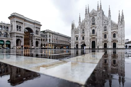 La Plaza del Duomo de Milán, prácticamente vacía