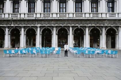 La Plaza del Duomo en Milán, casi vacía por la cuarentena