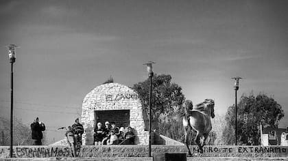 La plaza, el corazón del barrio El Carmen, en La Plata profunda, donde las pintadas recuerdan a Axel Lucero
