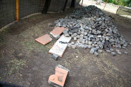 La Plaza El Salvador, un obrador no identificado demolió el mastil y los escudos de las provincias que decoraban el centro de la plaza.