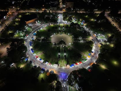 La plaza Ituzaingó de noche