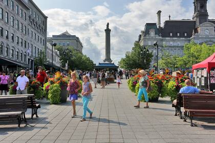 La plaza Jacques-Cartier es una plaza peatonal del Vieux-Montreal, en Montreal, Canadá, que en verano resplandece.