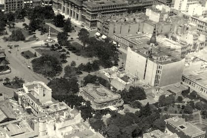 La Plaza Lavalle desde el aire, circa 1925. Se aprecia la columna de Lavalle y en la mitad de la imagen, el palacio Miró, rodeado de árboles.