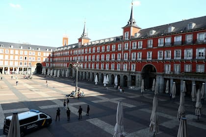 La Plaza Mayor, en Madrid, casi vacía a causa de la cuarentena