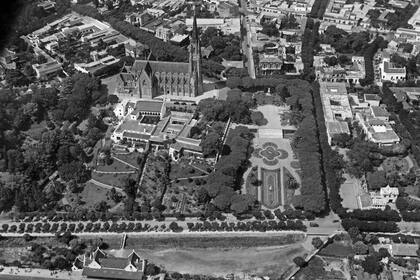 La plaza Mitre en medio de un área bastante despoblada, como se la veía cerca del año 1920.