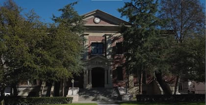 La plaza principal de Hill Valley, con su característico edificio del reloj, es en realidad un set de filmación ubicado en Universal Studios Hollywood, aún accesible al público a través de visitas guiadas