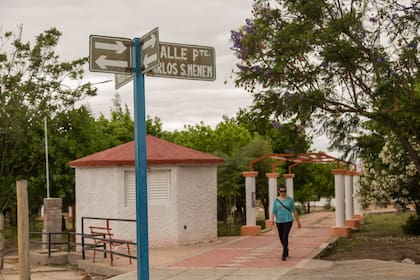 La plaza principal es punto de encuentro en el pueblo natal de Menem.