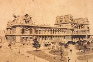 La Plaza Rodríguez Peña con el Palacio Pizzurno o Palacio Sarmiento de fondo