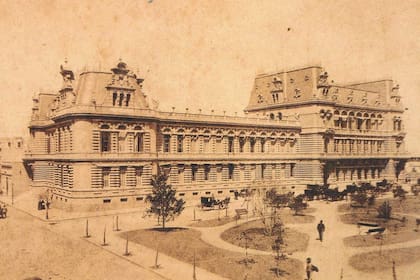 La Plaza Rodríguez Peña con el Palacio Pizzurno o Palacio Sarmiento de fondo