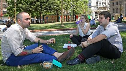 La plaza San Martín, en Retiro, es uno de los sitios elegidos para almorzar en el centro; a la plaza Lavalle, frente a los tribunales, también concurren profesionales