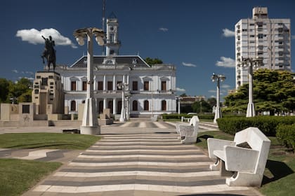 La Plaza San Martín, epicentro de la
vida azuleña, diseñada por el arquitecto Francisco Salamone.