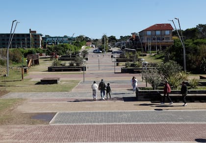 La plaza seca cuando termina la avenida Espora
