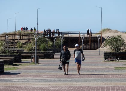 La plaza seca y, al fondo, la playa