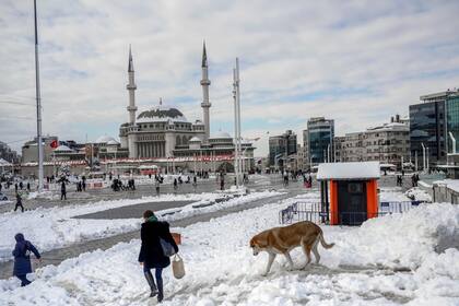 La plaza Taksim en Estambul cubierta de nieve