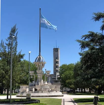 La plaza y la municipalidad de Alberti, a 180 km de Capital