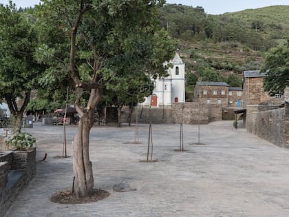 La plaza y oficina de Turismo de Piódão