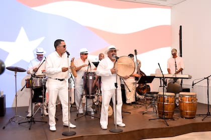 La Plena se caracteriza por letras que narran historias, abordan asuntos contemporáneos, reflejan protestas políticas y suelen incluir comentarios satíricos