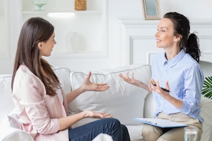 La PNL se vale de ejercicios de lenguaje, visualización creativa, cambios de perspectiva, gestión de la ansiedad y el estrés, superación de creencias limitantes, etc.