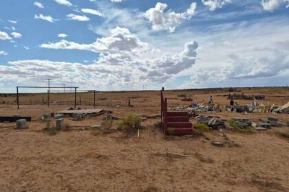 La población afectada y los voluntarios trabajan para retirar los escombros en la zona