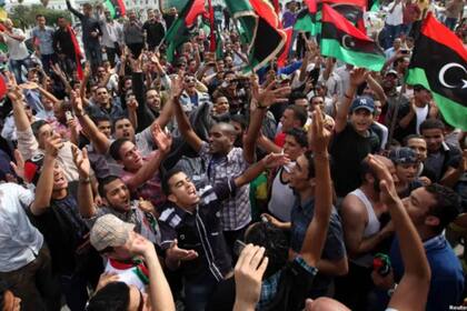 La población celebra el final de Muammar Khadafi en las calles de Trípoli, capital de Libia