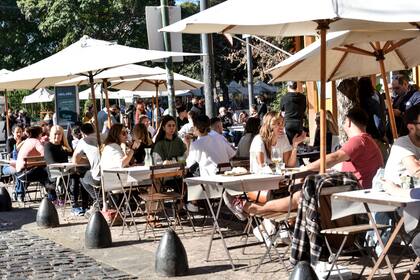 La población de ingresos altos y medios sigue comiendo afuera, pese a la crisis económica