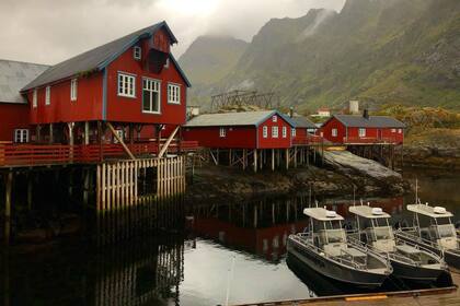 La población en "A" vivía originalmente de la pesca y desecación de bacalao, pero la actividad económica principal se fue volcando al turismo