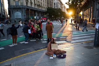 La pobreza en América Latina alcanza su nivel más bajo desde que hay registros, dice la Cepal