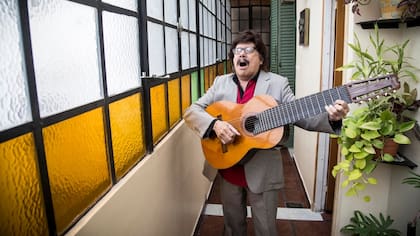 ''La poesía, con sus propias leyes, trata de traer la flor de la palabra con su aroma''