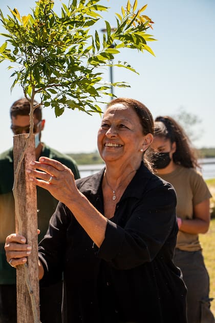 La poeta Jorgelina Paladini planta su árbol en el el Bosque de la Poesía 