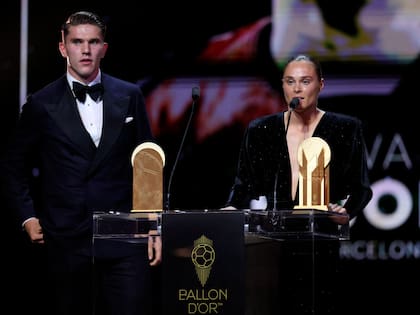 La polaca Ewa Pajor y el Viktor Gyokeres con sus respectivos premios