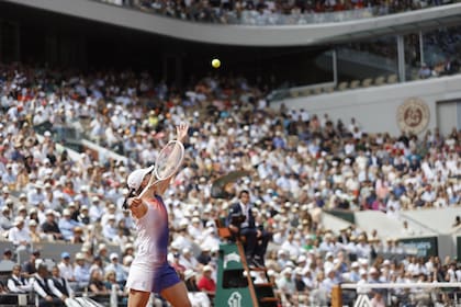 La polaca Iga Swiatek cedió sólo un saque ante la italiana Jasmine Paolini en la final de Roland Garros.