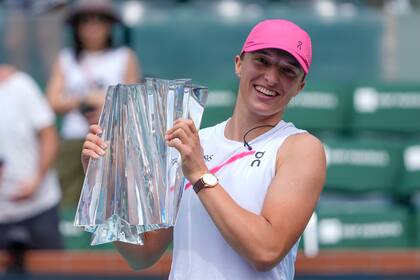 La polaca Iga Swiatek sostiene el trofeo tras ganar Indian Wells al superar a la griega Maria Sakkari